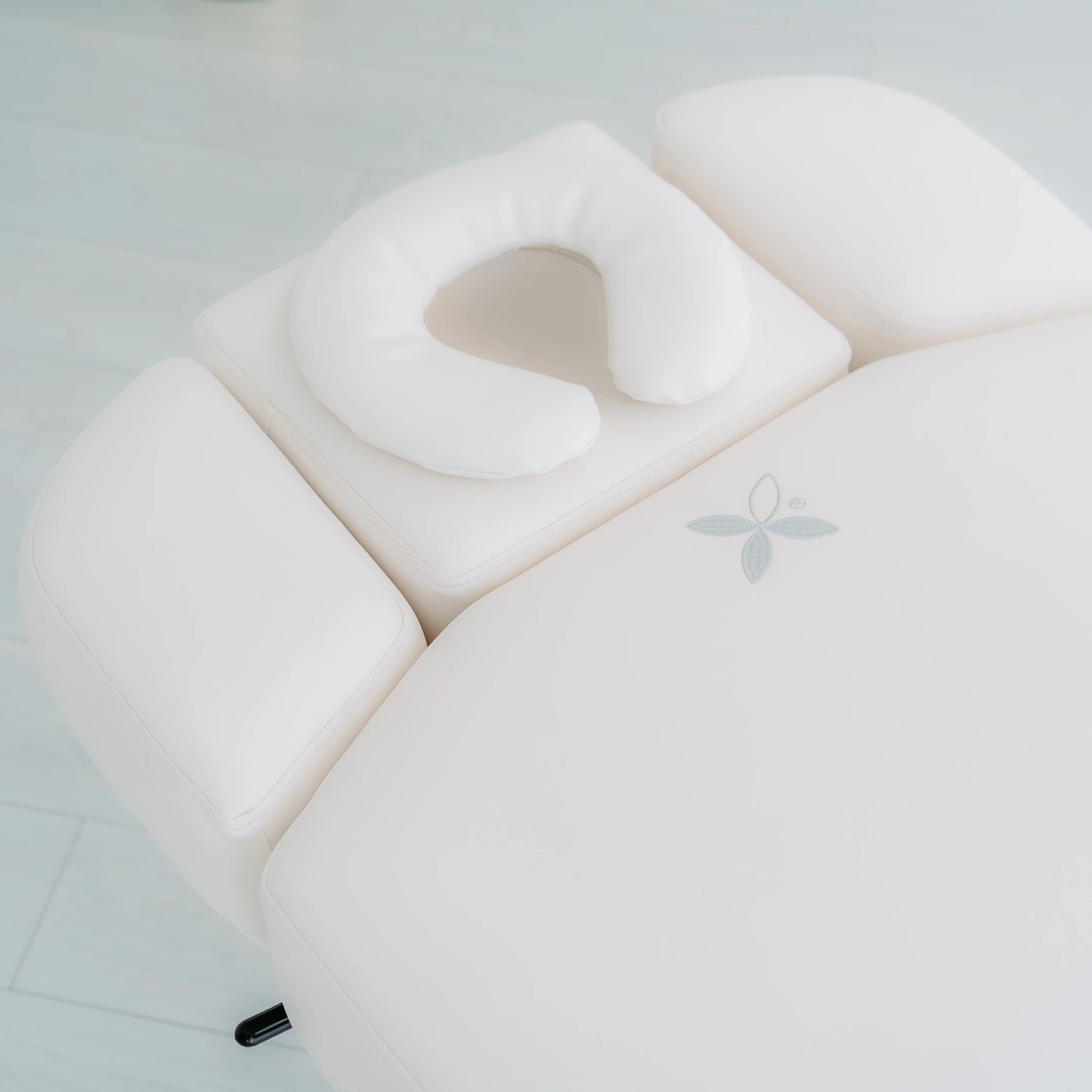 Luxury behandlingsbänk Eterna Gentle Flex k901 vit – 4 motorer