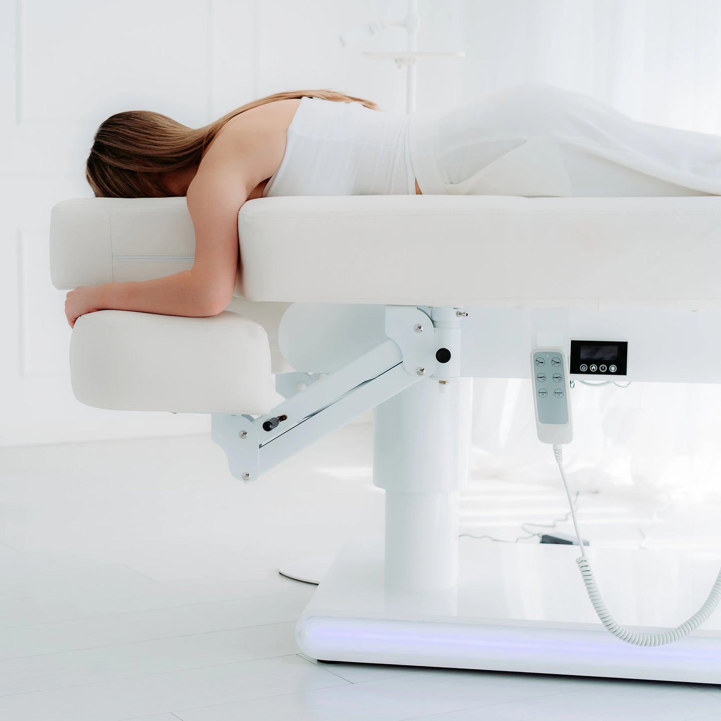 Luxury behandlingsbänk Eterna Gentle Flex k901 vit – 4 motorer