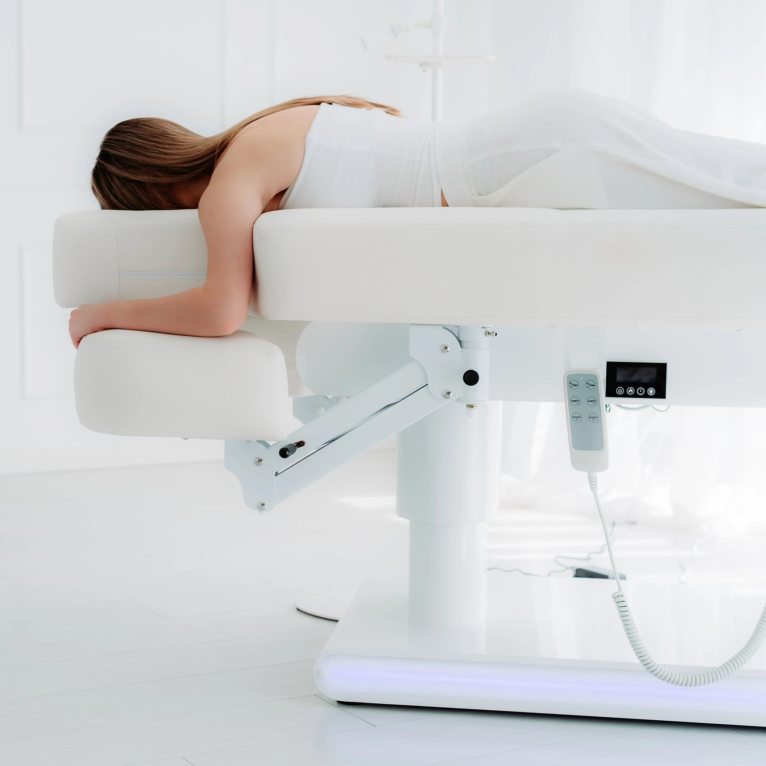 Luxury behandlingsbänk Eterna Gentle Flex k901 vit – 4 motorer