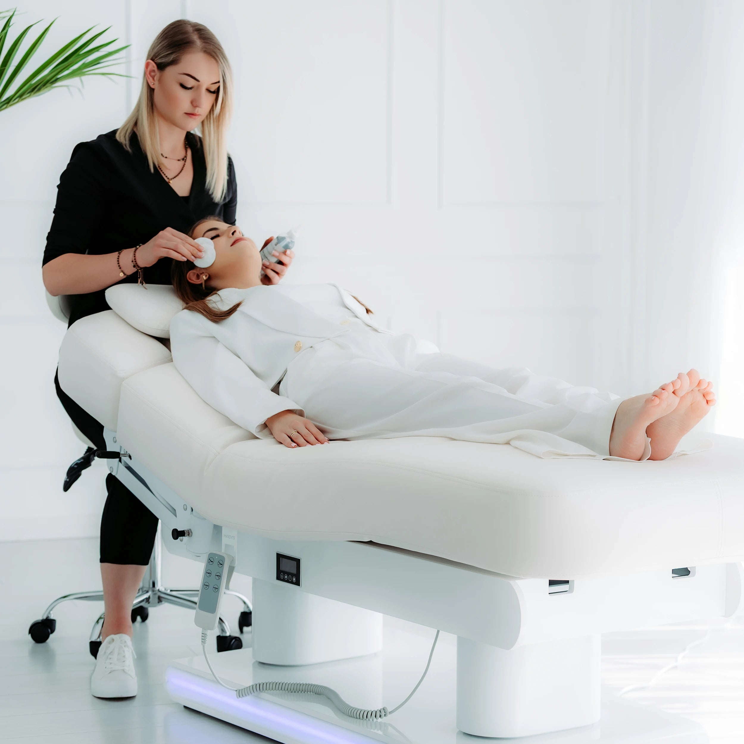 Luxury behandlingsbänk Eterna Gentle Flex k901 vit – 4 motorer