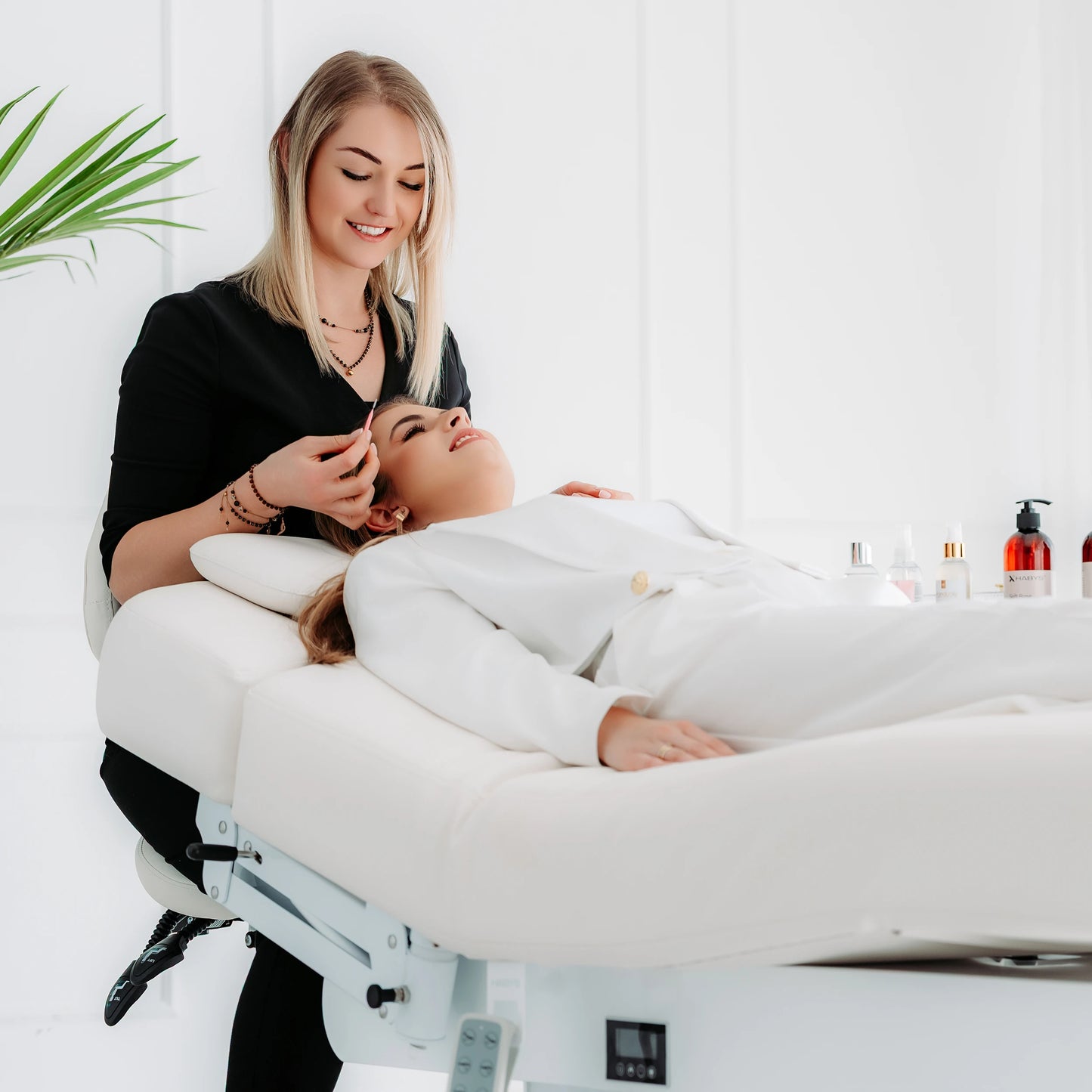 Luxury behandlingsbänk Eterna Gentle Flex k901 vit – 4 motorer